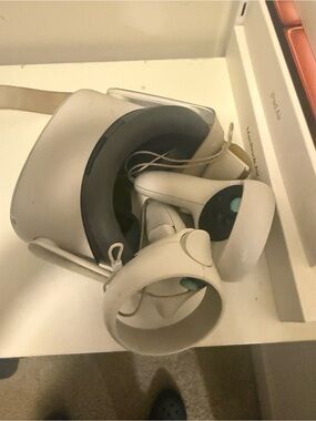 Oculus Quest 2 Light Gray Standalone VR Headset with White Controllers